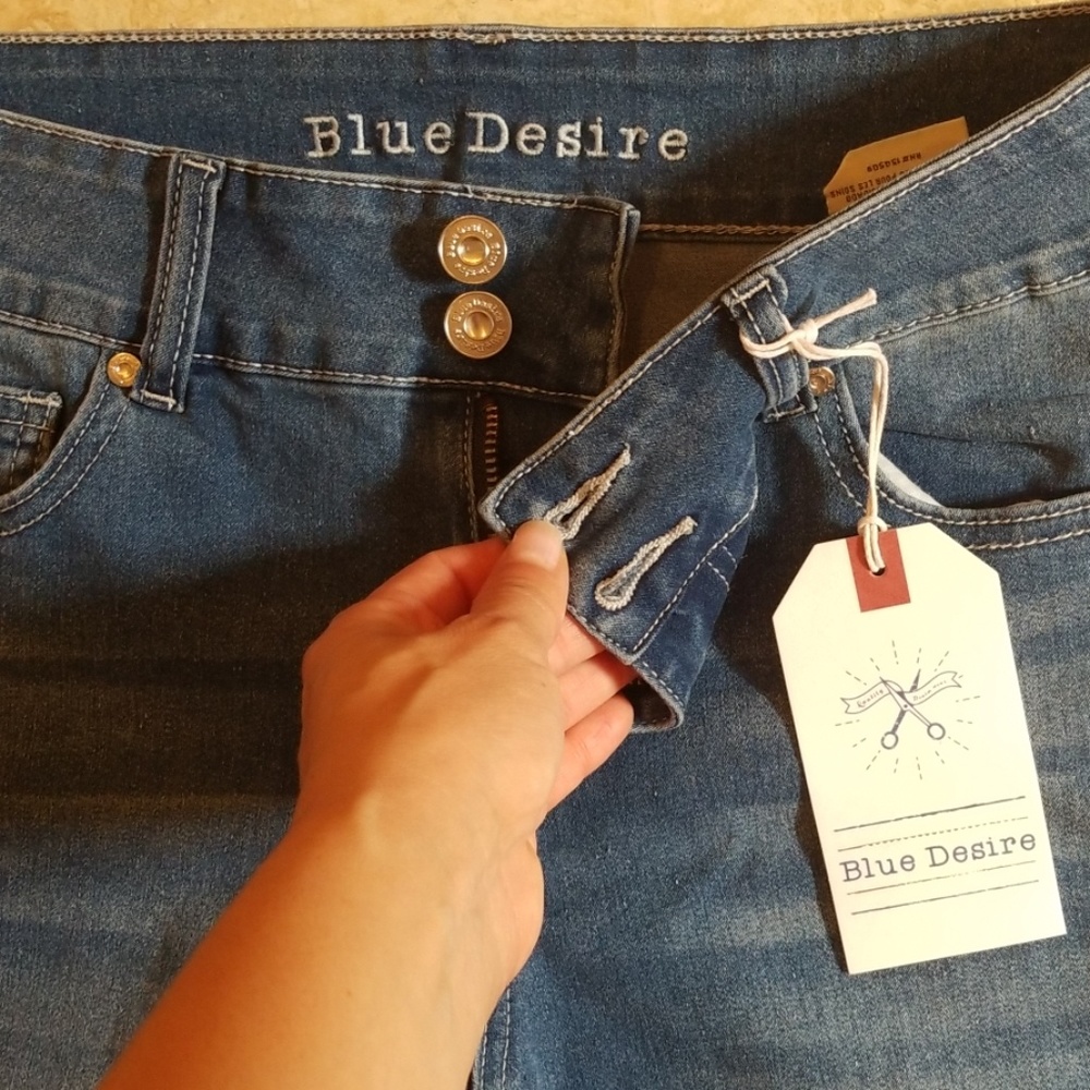 Pearl form fitting blue Jean's - Picture 6 of 8
